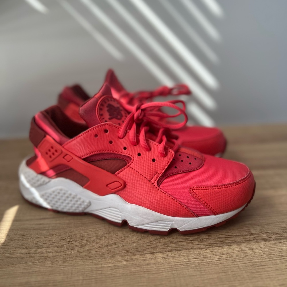 Nike Air Huarache - Size 8.5 Womens (lightly worn)